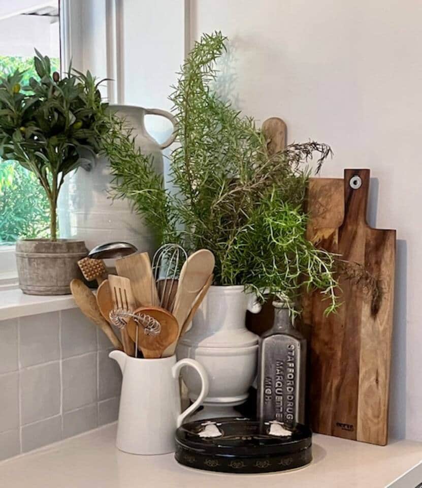 For my lovely guests who like to cook,
There are pots & pans in abundance,
All that’s needed to bake a cake as well as oven safe dishes a sandwich press, slow cooker, drip coffee percolator & plunge coffee device. For my lovely guests who like to cook,
There are pots & pans in abundance,
All that’s needed to bake a cake as well as oven safe dishes a sandwich press, slow cooker, drip coffee percolator & plunge coffee device.