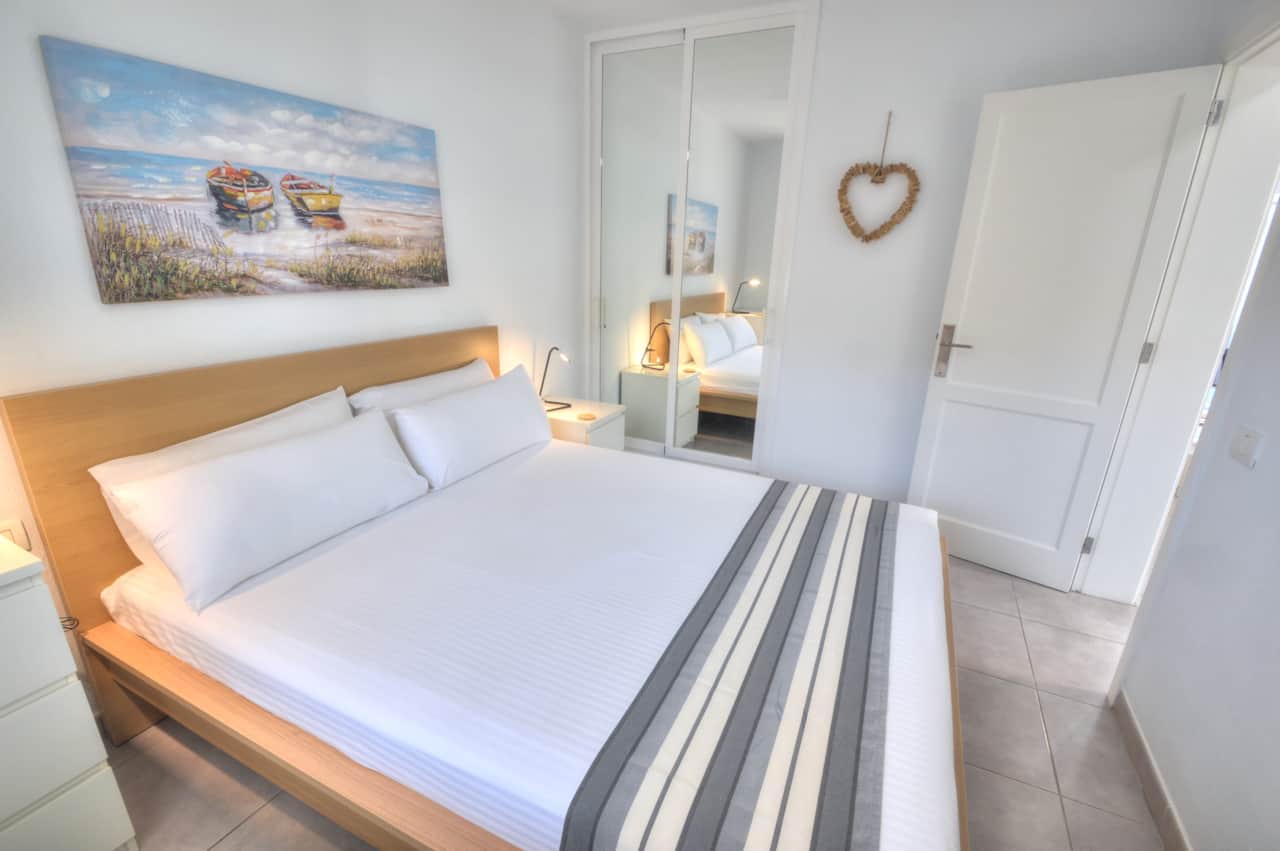 Dormitorio con cama doble