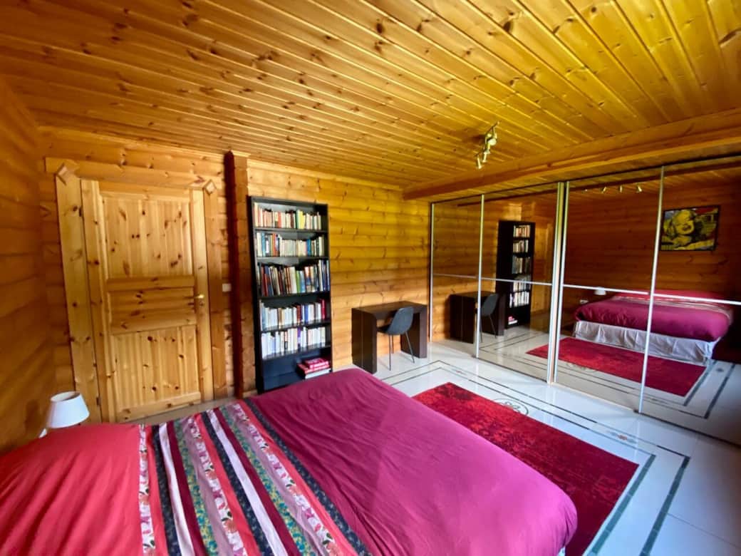 RDC - Chambre 2pers. (Photo 1/2)
Lit 160 'Keen size'.
Linge de lit fournit pour toutes les chambres. RDC - Chambre 2pers. (Photo 1/2)
Lit 160 'Keen size'.
Linge de lit fournit pour toutes les chambres.