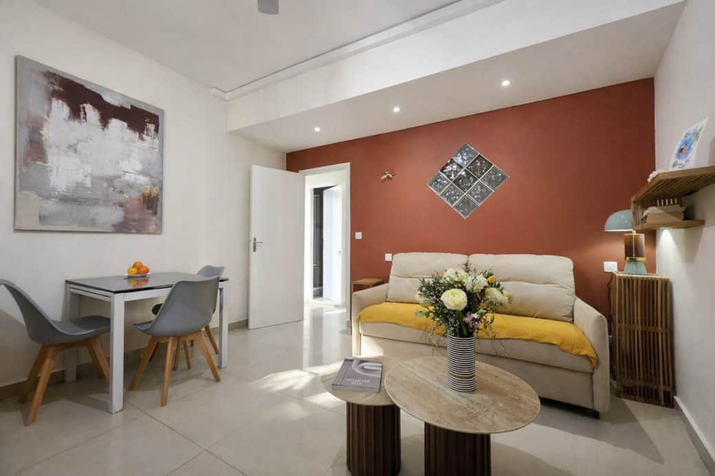 Salon lumineux et élégant avec canapé confortable et décoration chaleureuse pour se détendre après une journée à explorer la ville. Salon lumineux et élégant avec canapé confortable et décoration chaleureuse pour se détendre après une journée à explorer la ville.