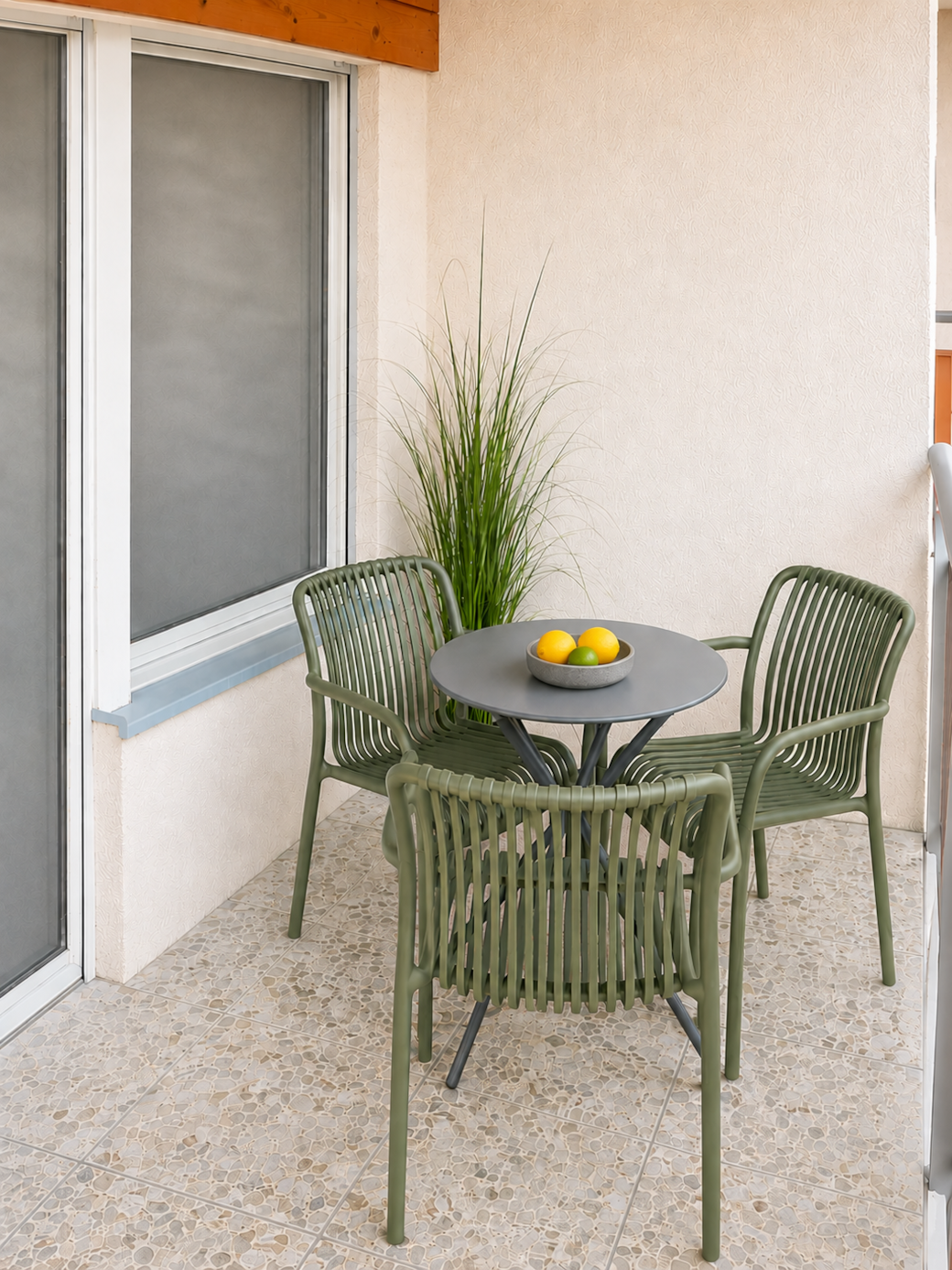 Sonniger Balkon mit Morgen- und Nachmittagssonne und Sitzplatz