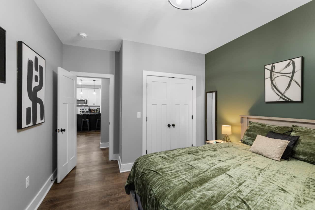 Queen Bed in w/ HDTV Flatscreen
