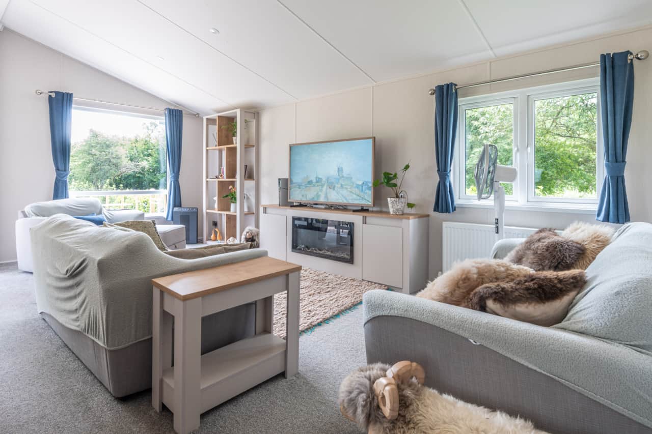 Relax in comfort with 55" TV with surround sound, Netflix, PlayStation5 and countryside views