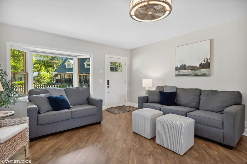 Living Room With Queen Sleeper Sofa