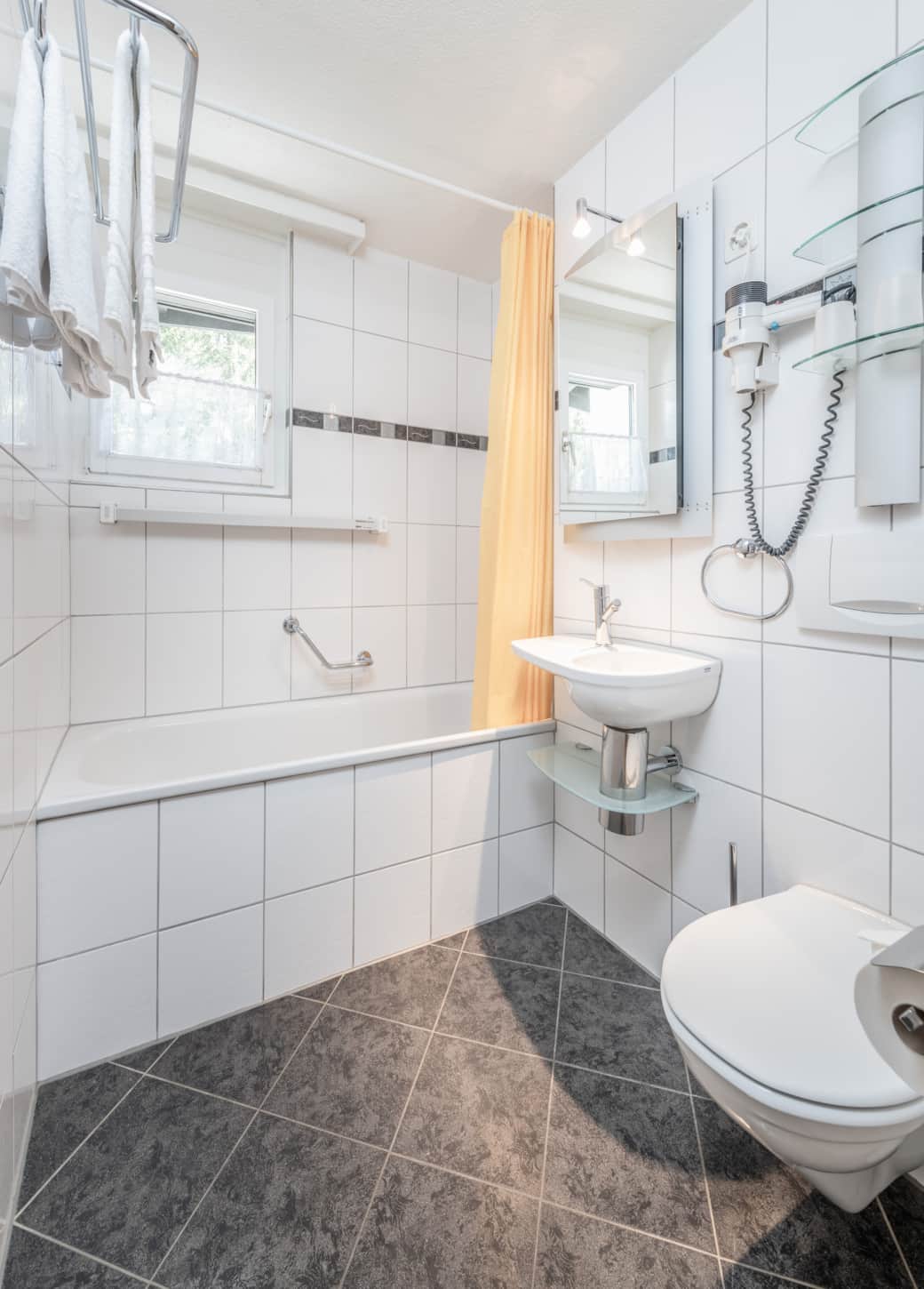 Badezimmer mit Badewanne Badezimmer mit Badewanne