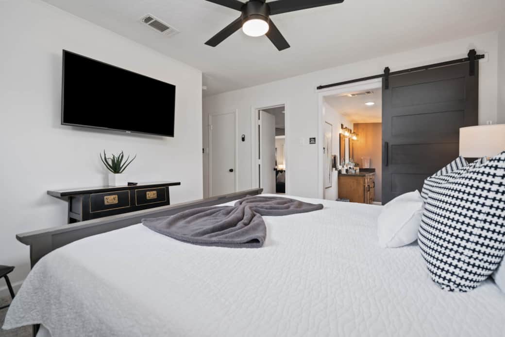 Primary Room Smart TV &amp; Barn Door