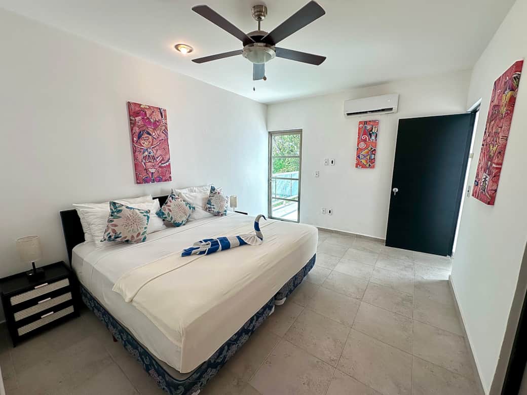 Bedroom with King Size bed and access to the terrace