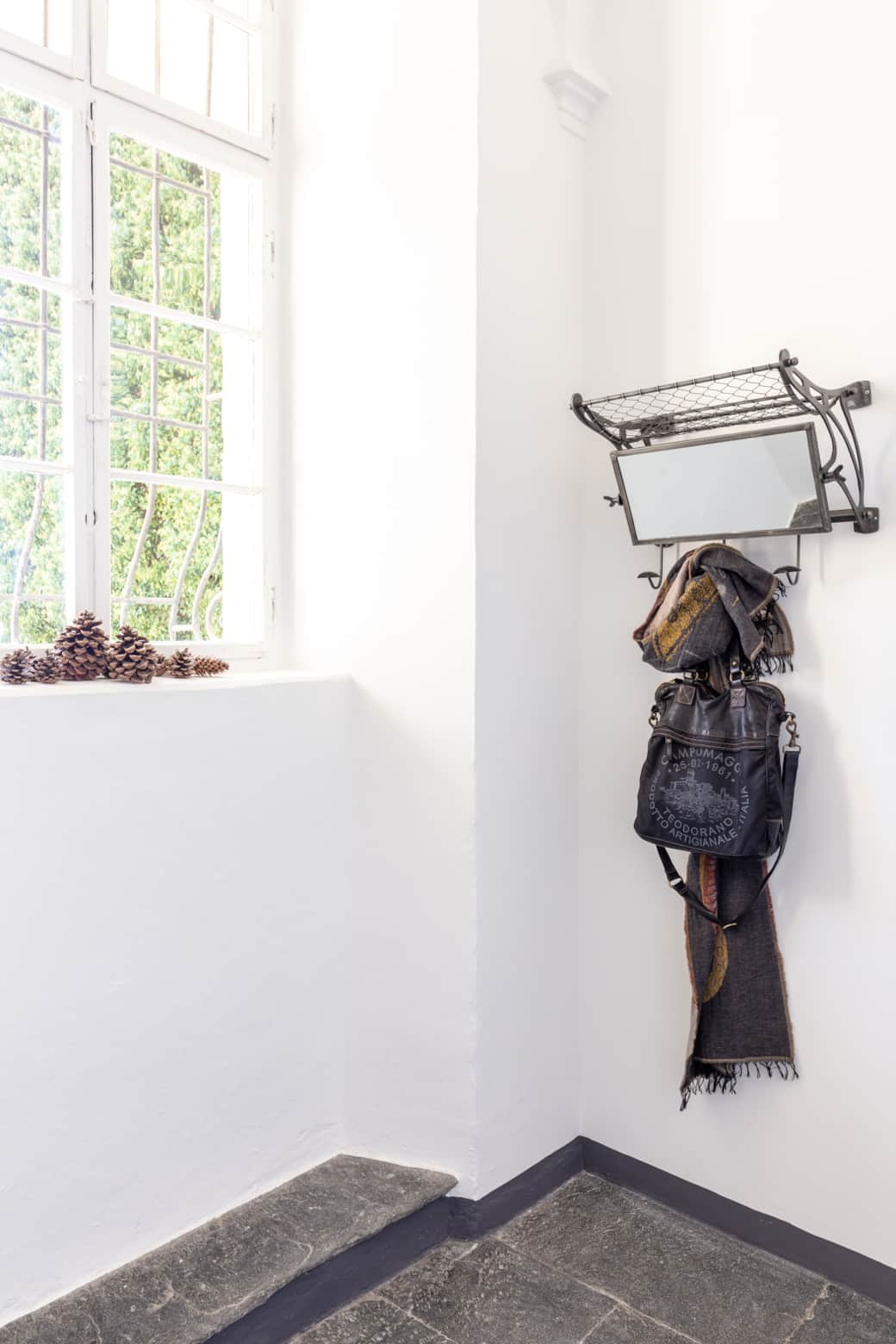 Vestiaire dans le couloir