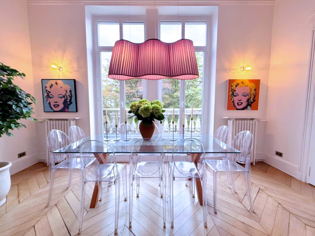 PARIS LYRIQUE – Salle à manger élégante avec vue dégagée sur le parc