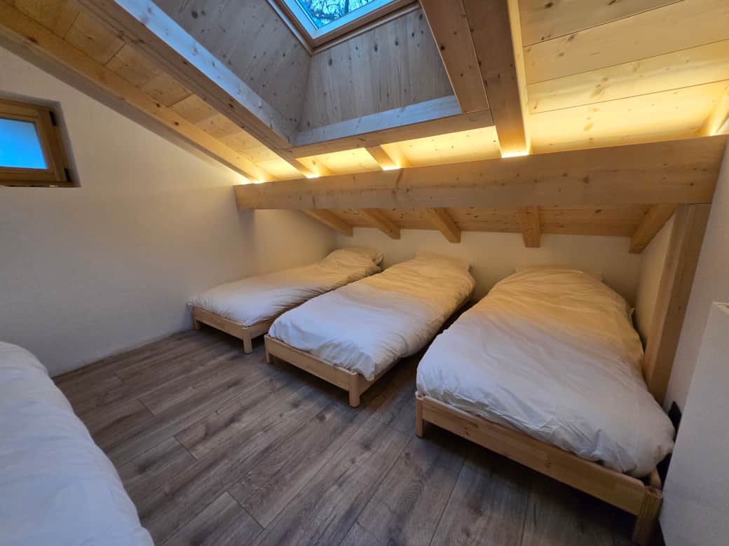 Room with 4 single beds