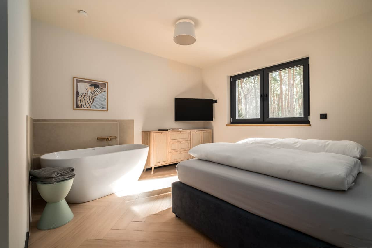 Freistehende Badewanne im Master Bedroom