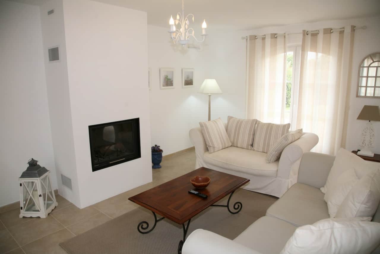 Location villa Golf Pont Royal Villa Les Micocouliers Salon avec cheminée