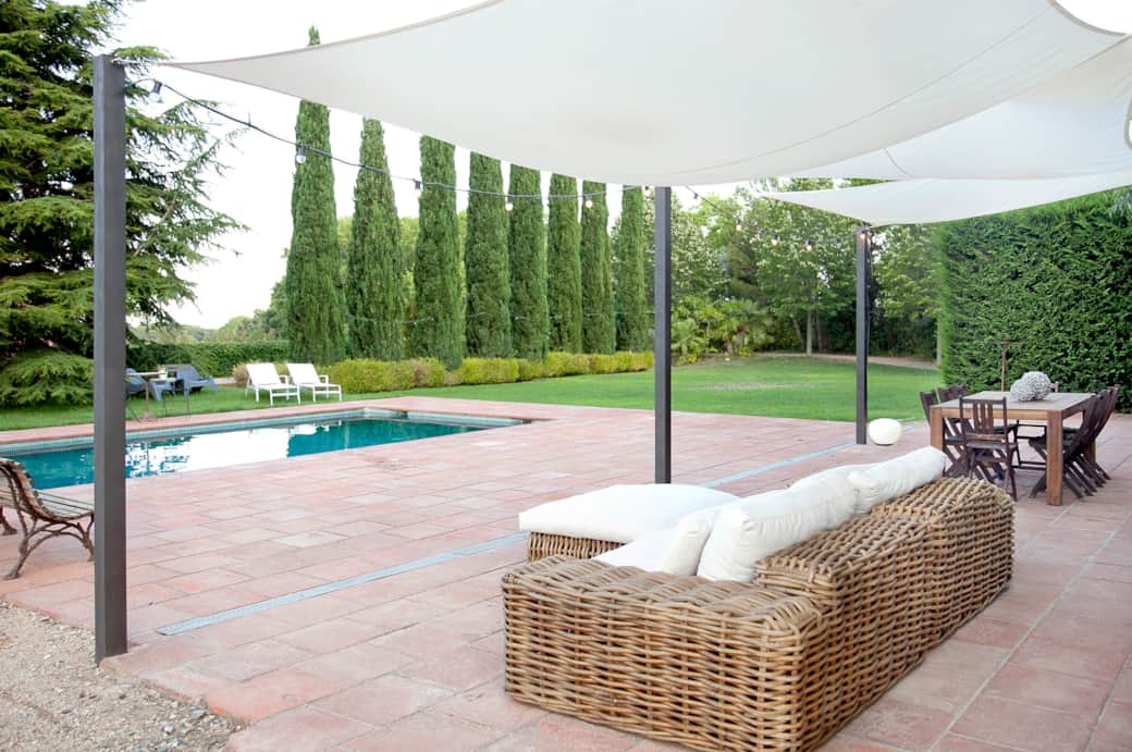 Espacio chill-out frente a la piscina