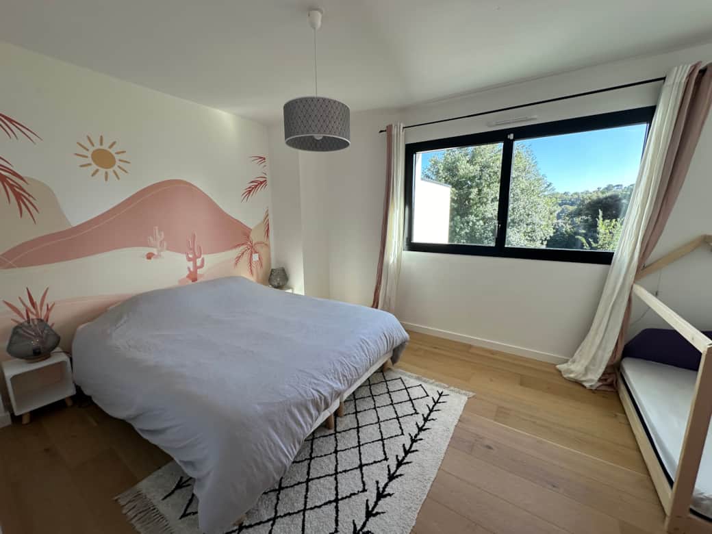 Chambre vue Tour de Cesson avec lit enfant