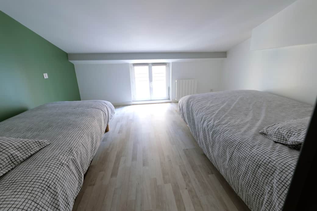 “Chambre 2 : 1 lit double + 1 lit simple”