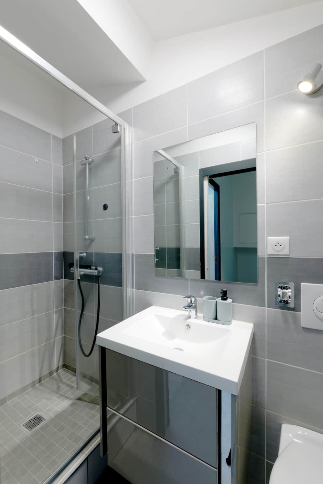 Salle de bains avec douche et WC attenant