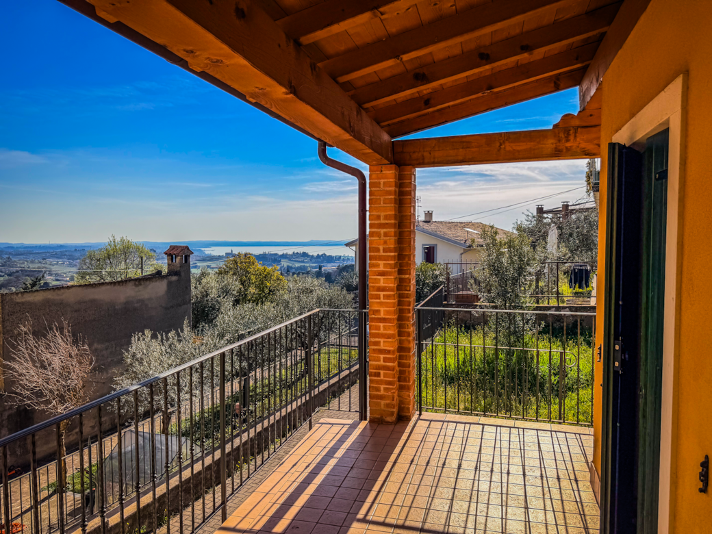 Il portico sopraelevato con vista lago Il portico sopraelevato con vista lago