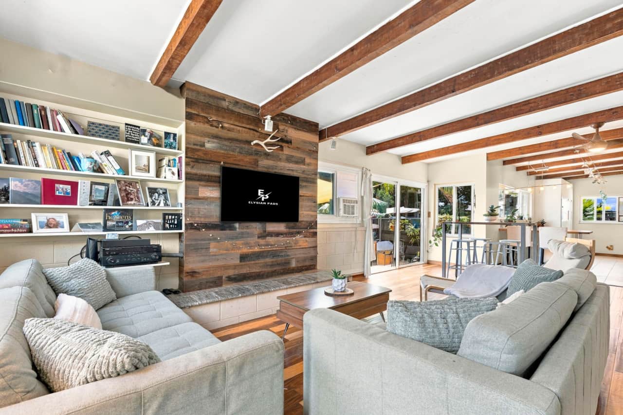 Cozy Living Room w/ TV