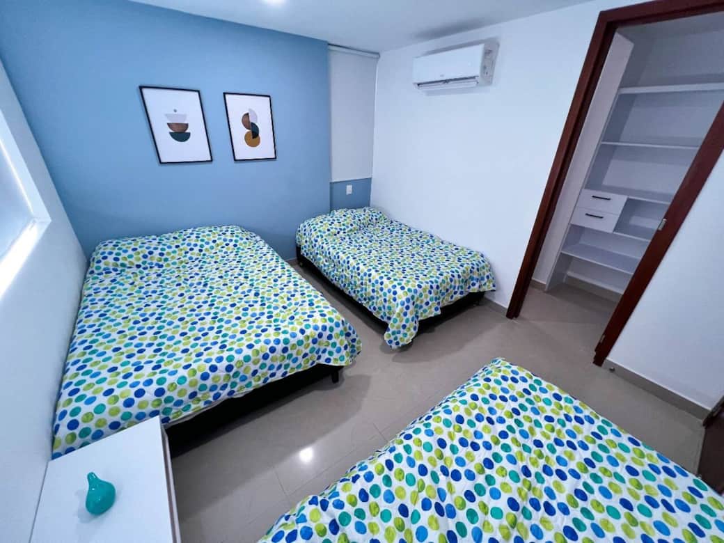 Habitación 1 con una cama doble y dos sencillas, con baño privado