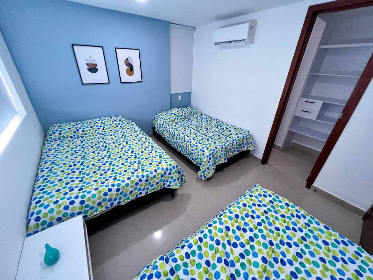 Habitación 1 con una cama doble y dos sencillas, con baño privado