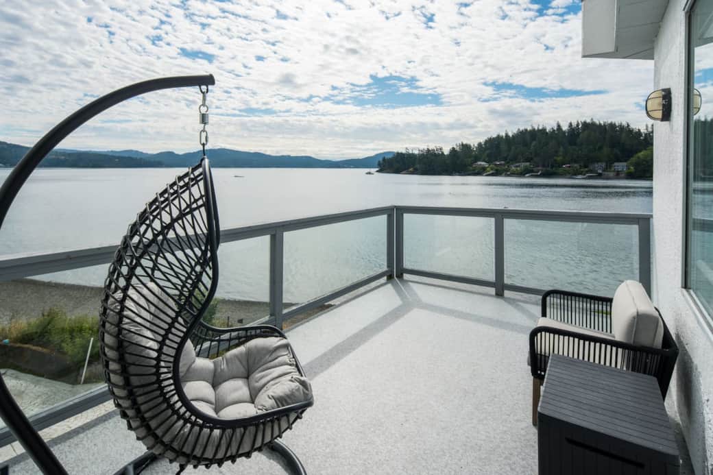 Outdoor deck where you can watch the array of local wildlife & birds wake up and start their day - feeding and splashing around. 