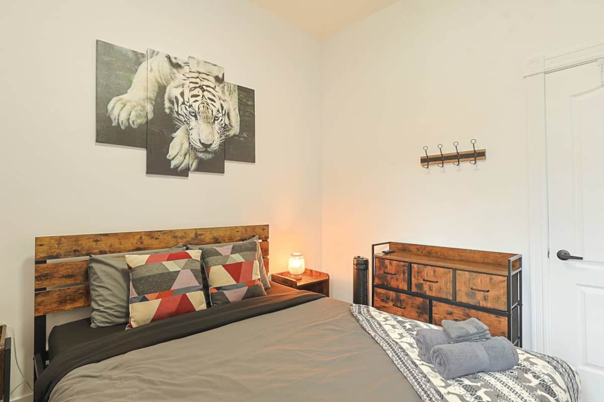 Troisième chambre confortable avec lit queen et télévision