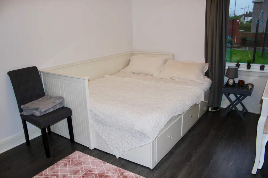 Amazing 2-Bed Home w Private Garden Free Parking (8)