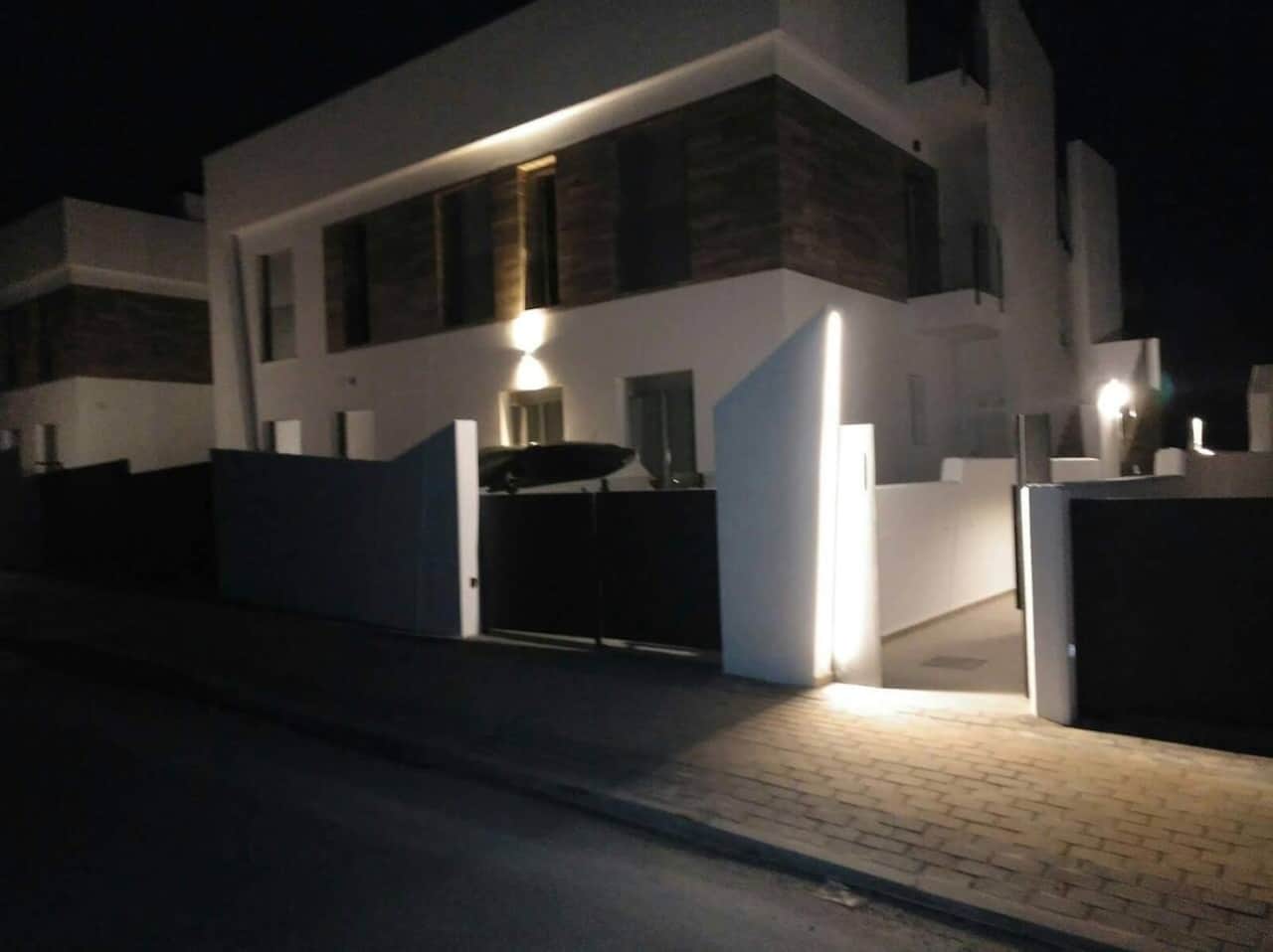 La casa de noche, con iluminación exterior