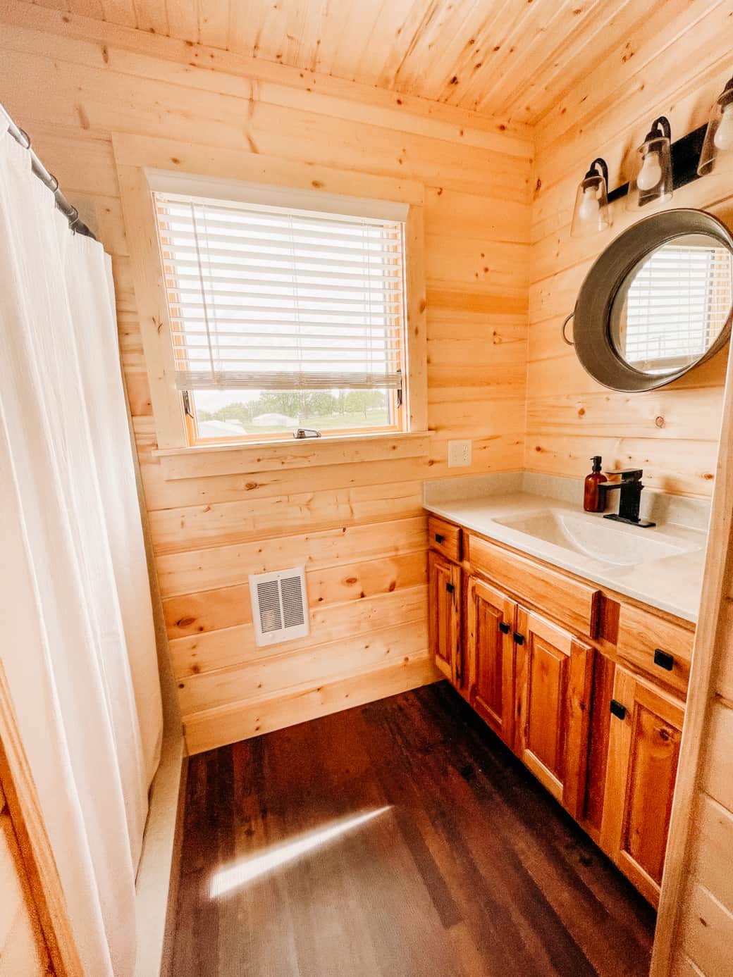 The Gobbler Cabin bathroom