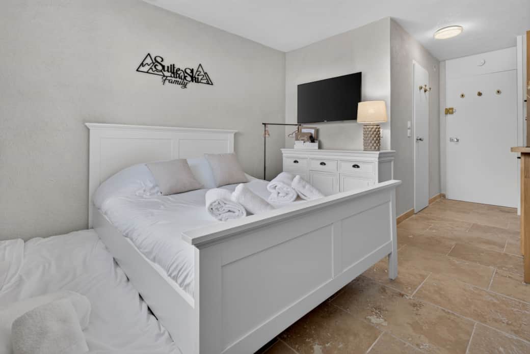 Double bed with wall-mounted TV and pull-out bed — the 3rd sleeping space, perfect for a child. Double bed with wall-mounted TV and pull-out bed — the 3rd sleeping space, perfect for a child.