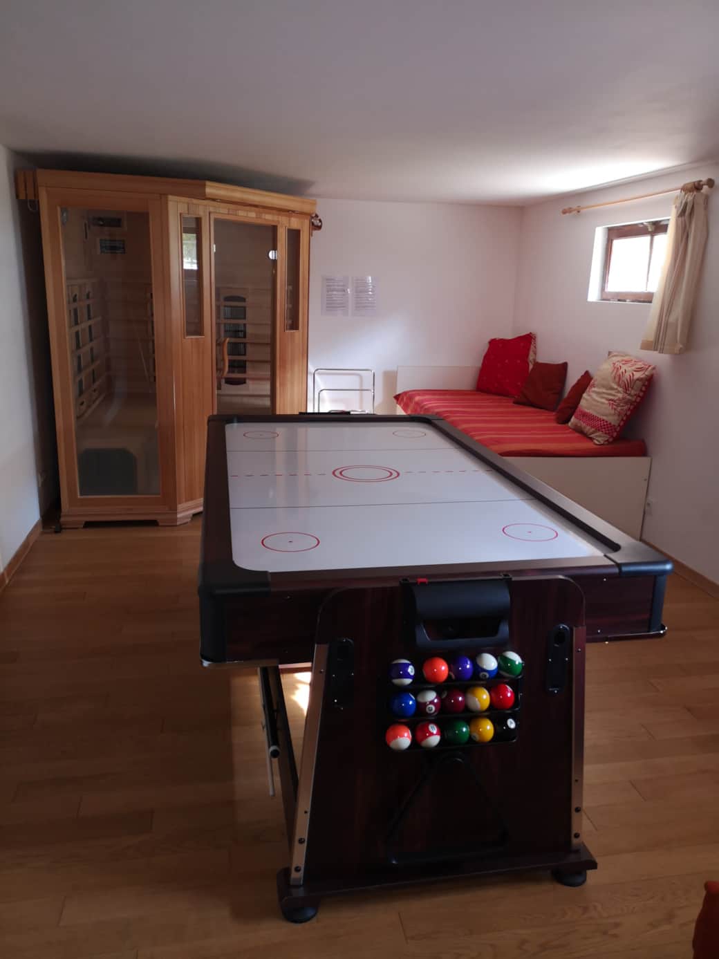 Speelkamer met tafelvoetbal, airhockey, biljart en sauna
