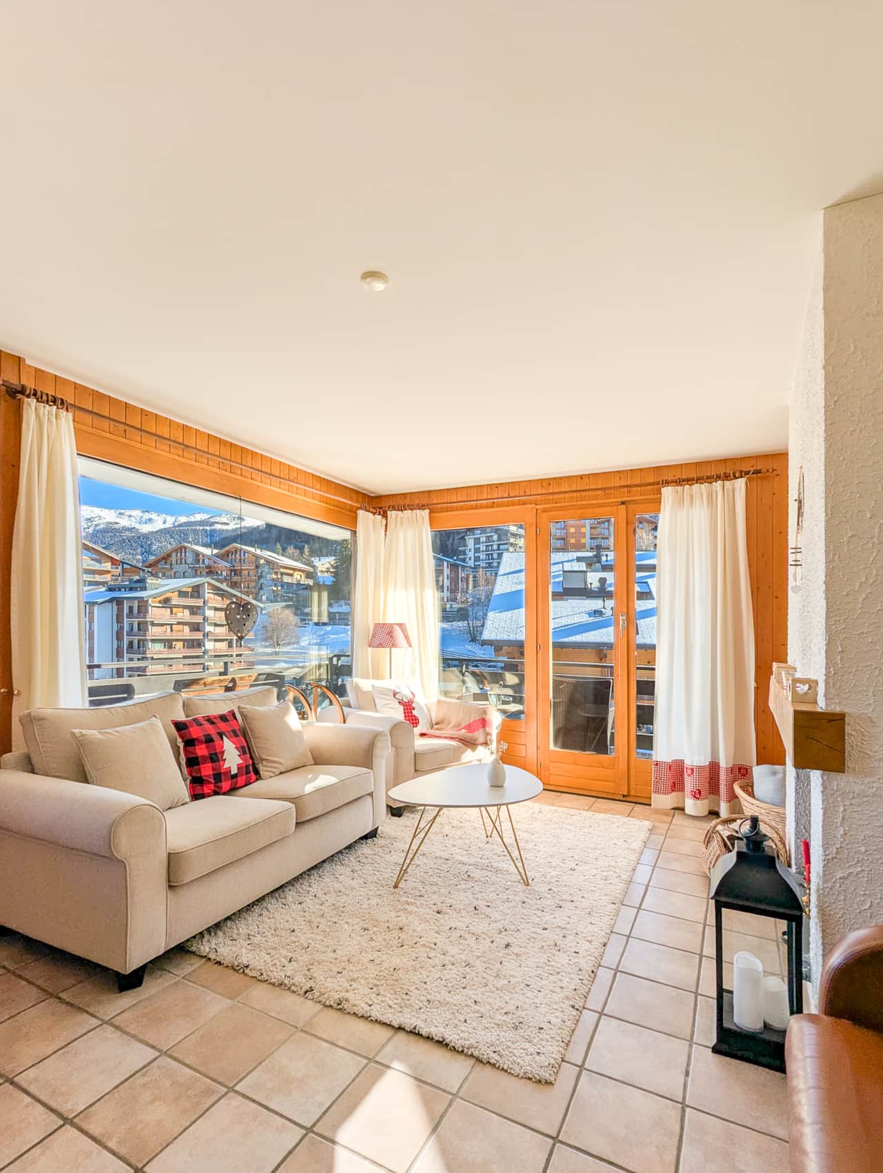 Wohnzimmer mit Kamin und Zugang zur Terrasse