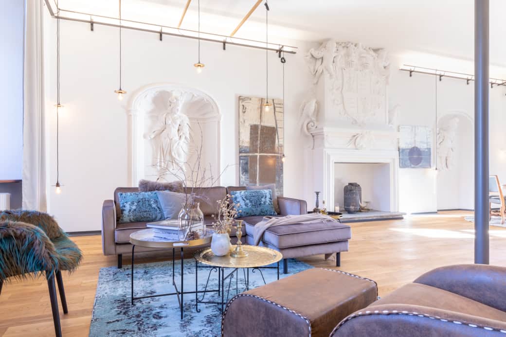 Coin salon avec la cheminée en arrière-plan
