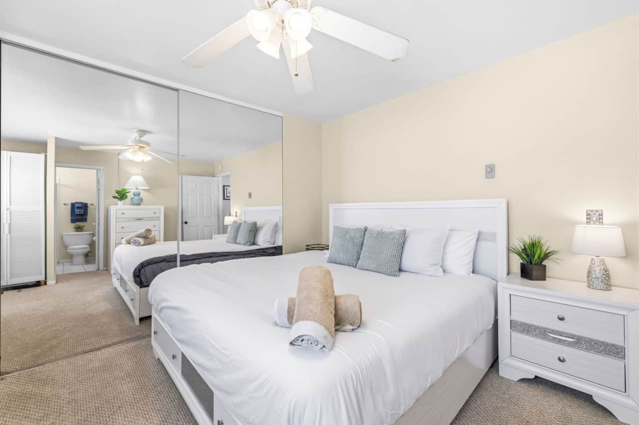 Main Bedroom - King Bed - w/ Ensuite Bathroom