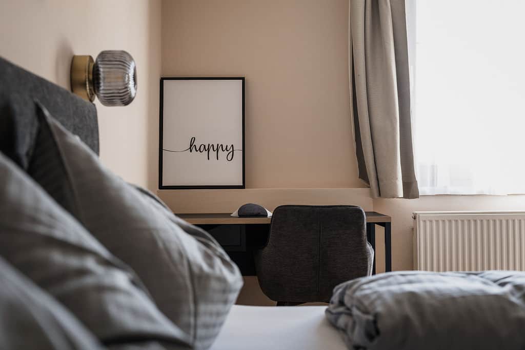 Zimmer mit Schreibtisch