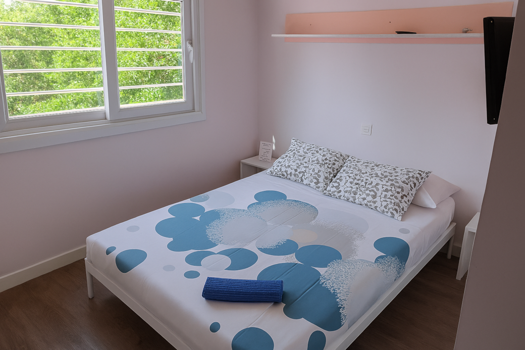 Double bed (1.35 x 1.90 m) with TV, wardrobe, and bedside table. A cozy and functional space for you. 