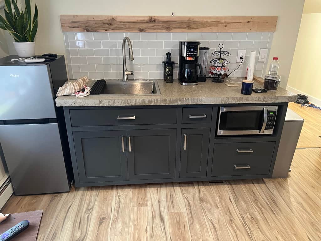 Small kitchenette for heating up small meals or simply coffee. Spacious fridge.