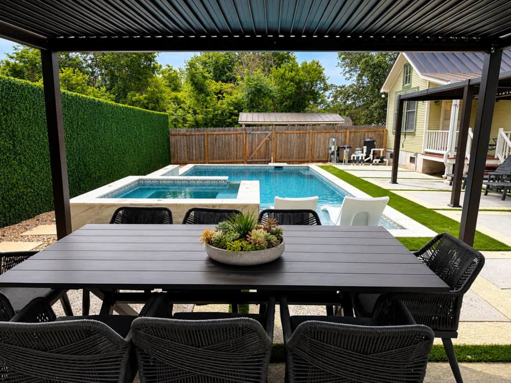 Outdoor dining with plenty of seating for all guests!
