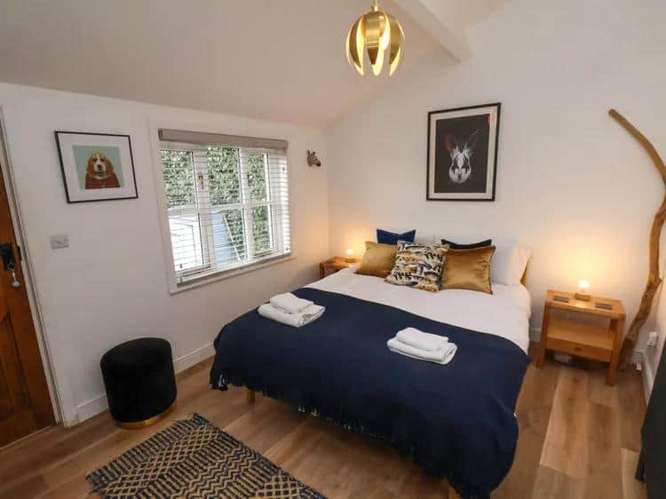 King size bedroom with terrace access