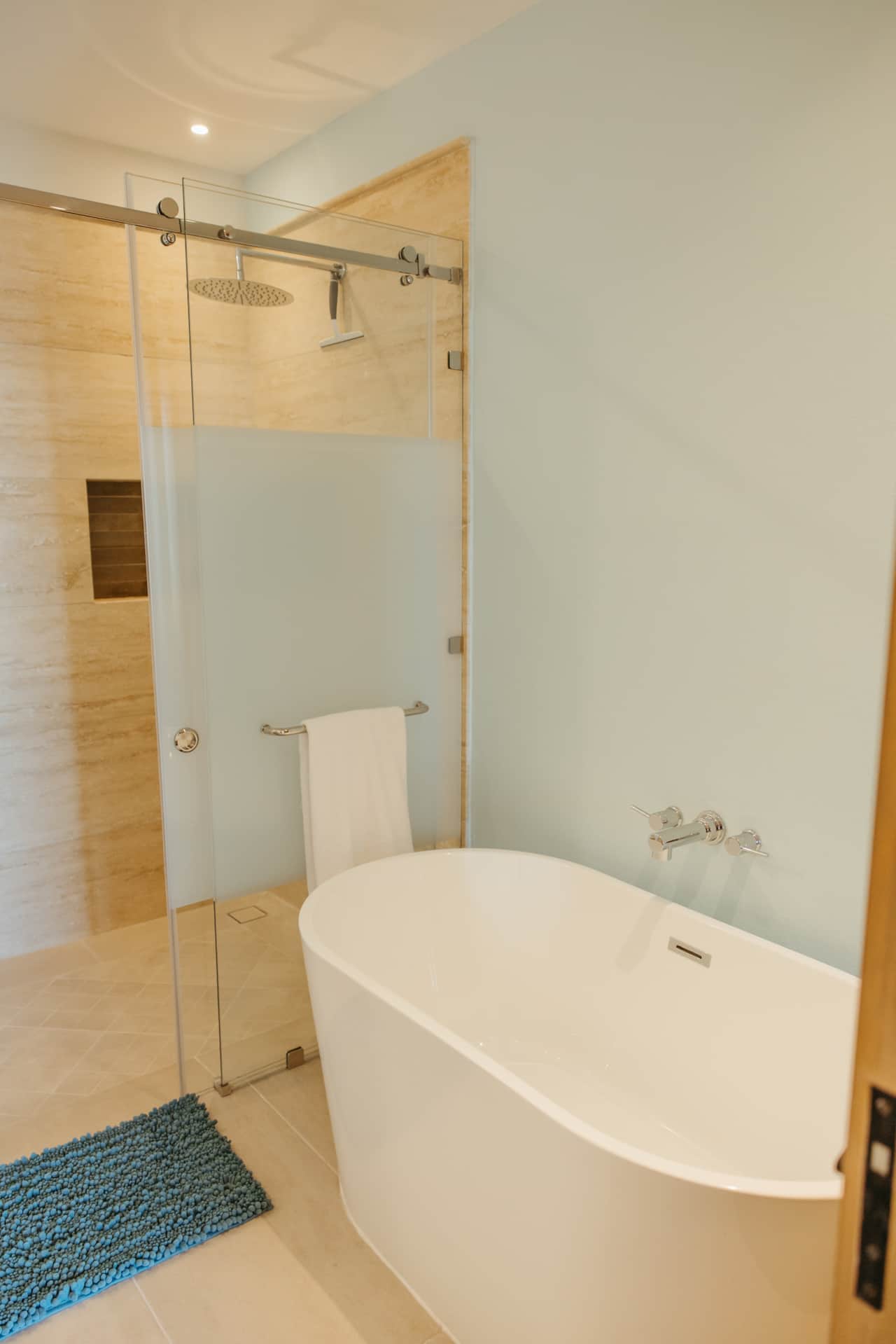 1302 Ducha y bañera del baño principal