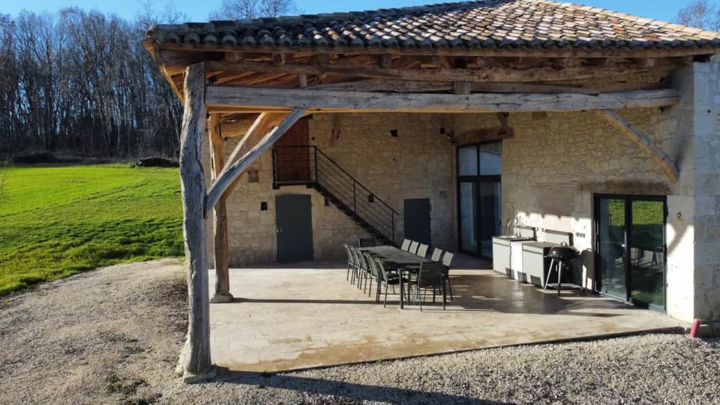 Une belle terrasse pour profiter des moments conviviaux.