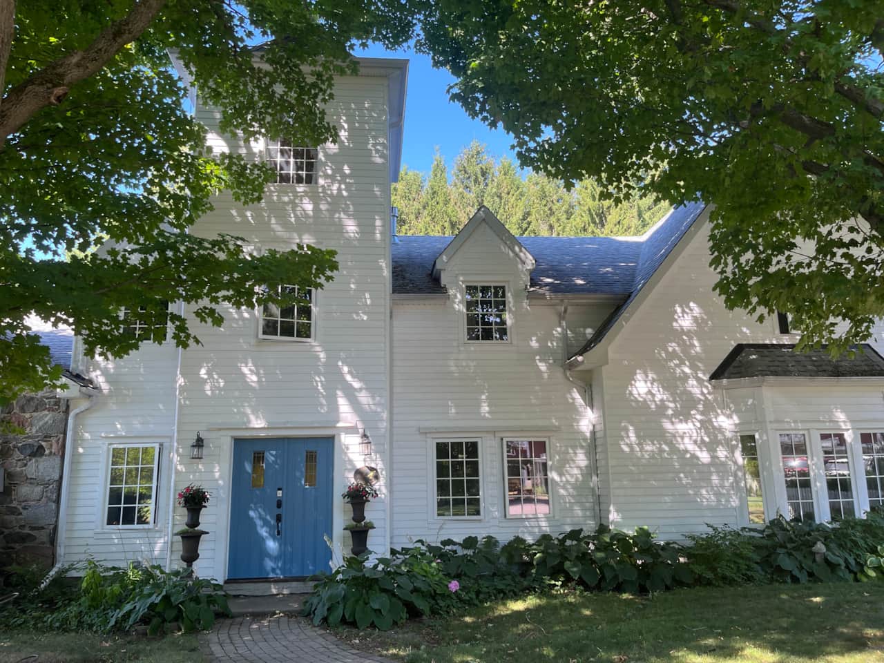 Your rental features five bedrooms and four and a half bathrooms in this tower-style guesthouse.