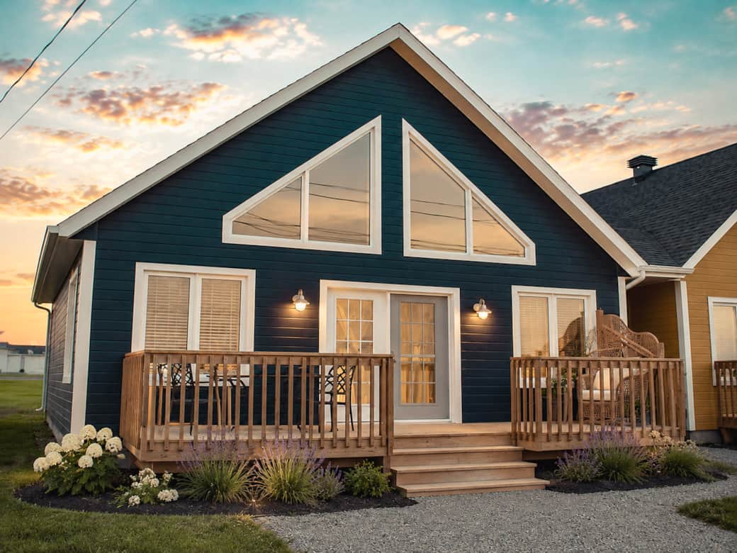 Extérieur du chalet : Façade du chalet bleu avec son architecture accueillante.