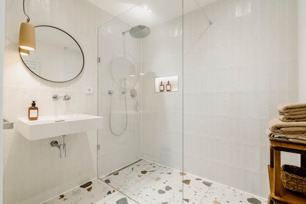 Modernes Badezimmer mit frischen Handtüchern für Ihren Aufenthalt.