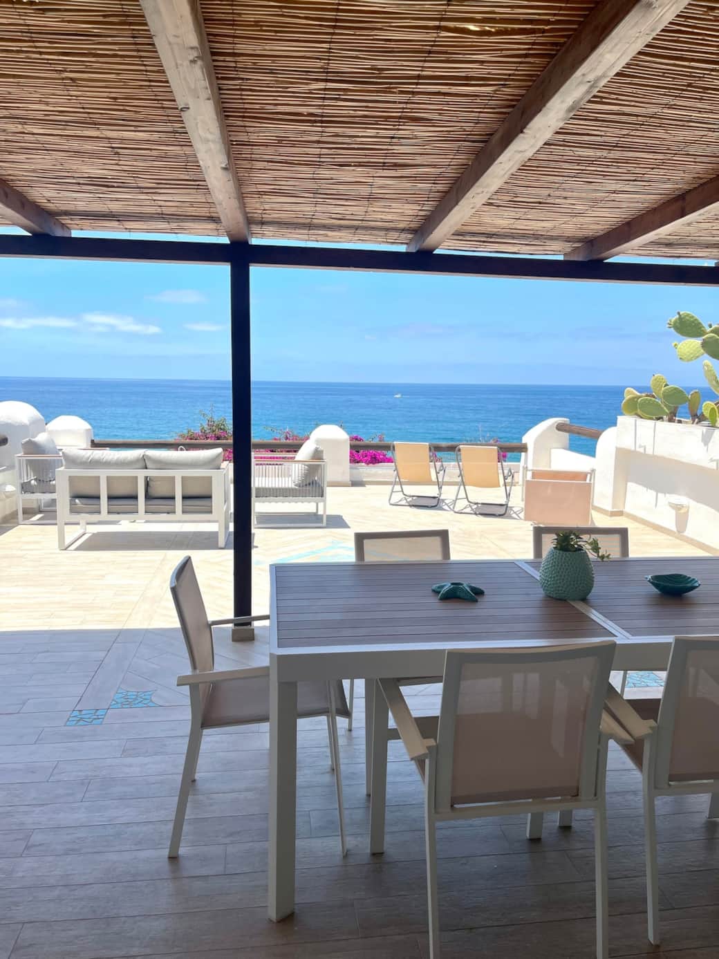     Imagine a perfect lunch by the sea