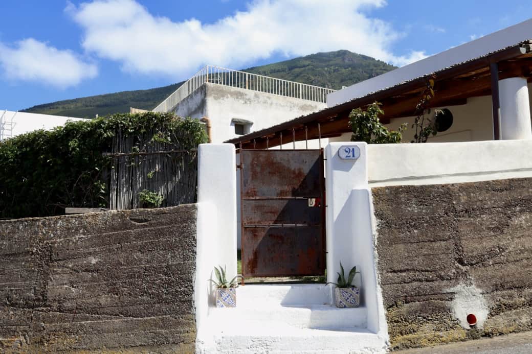 Ingresso principale di Villa Agave a Malfa, Salina, con tipico stile eoliano.