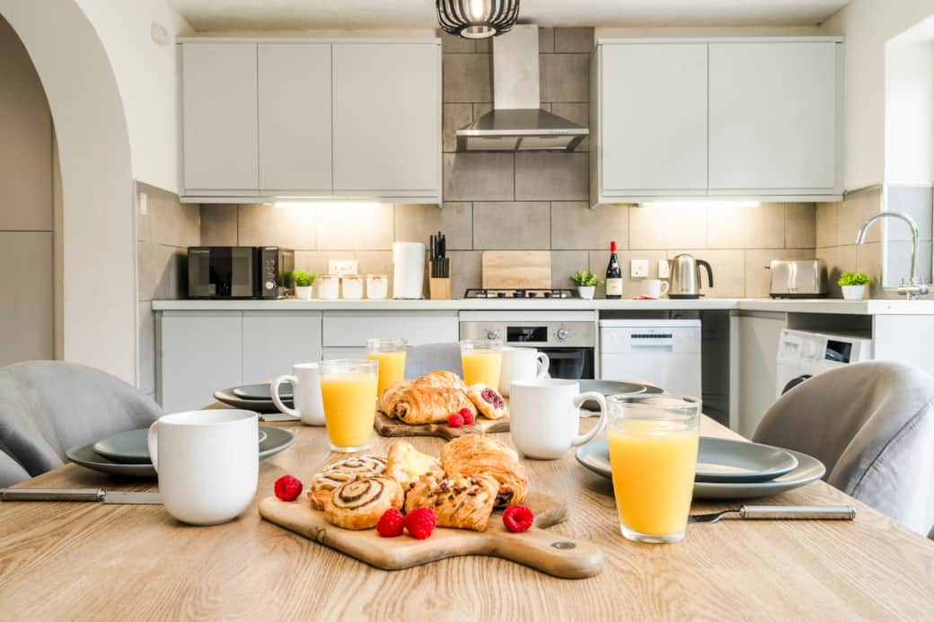 Fully equipped, modern kitchen great for families, contractors, business travellers. BOOK YOUR STAY NOW!