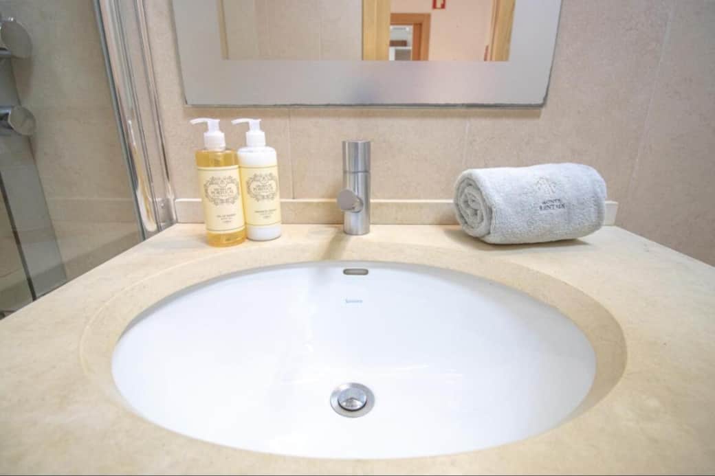 Bathroom & towels