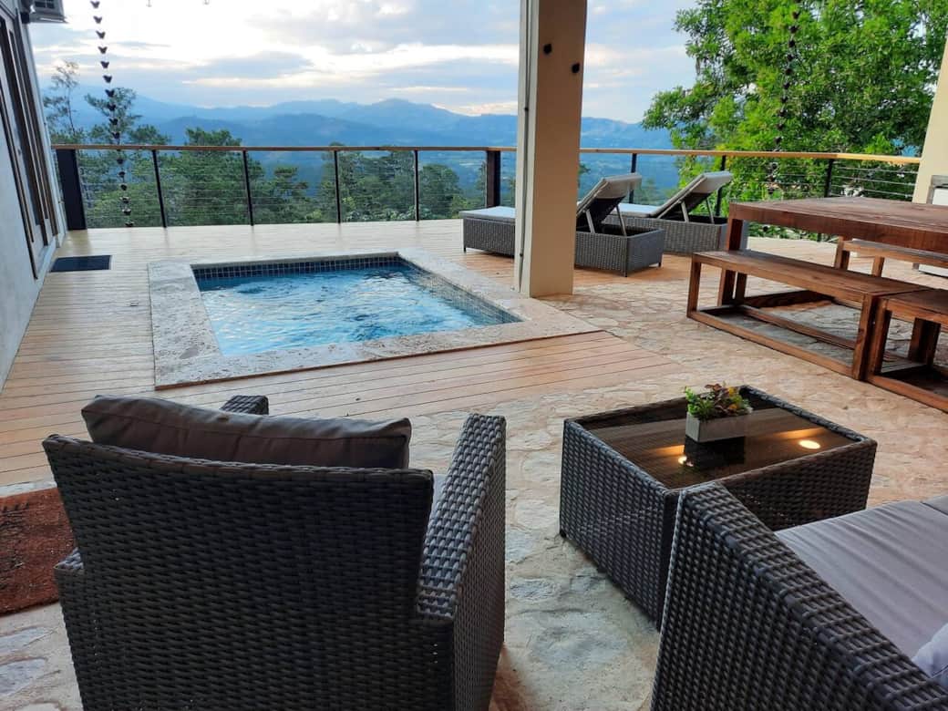Amplia area de Jacuzzi climatizado. By yourself or with your family and friends, this is an area for relaxation and enjoyment Amplia area de Jacuzzi climatizado. By yourself or with your family and friends, this is an area for relaxation and enjoyment