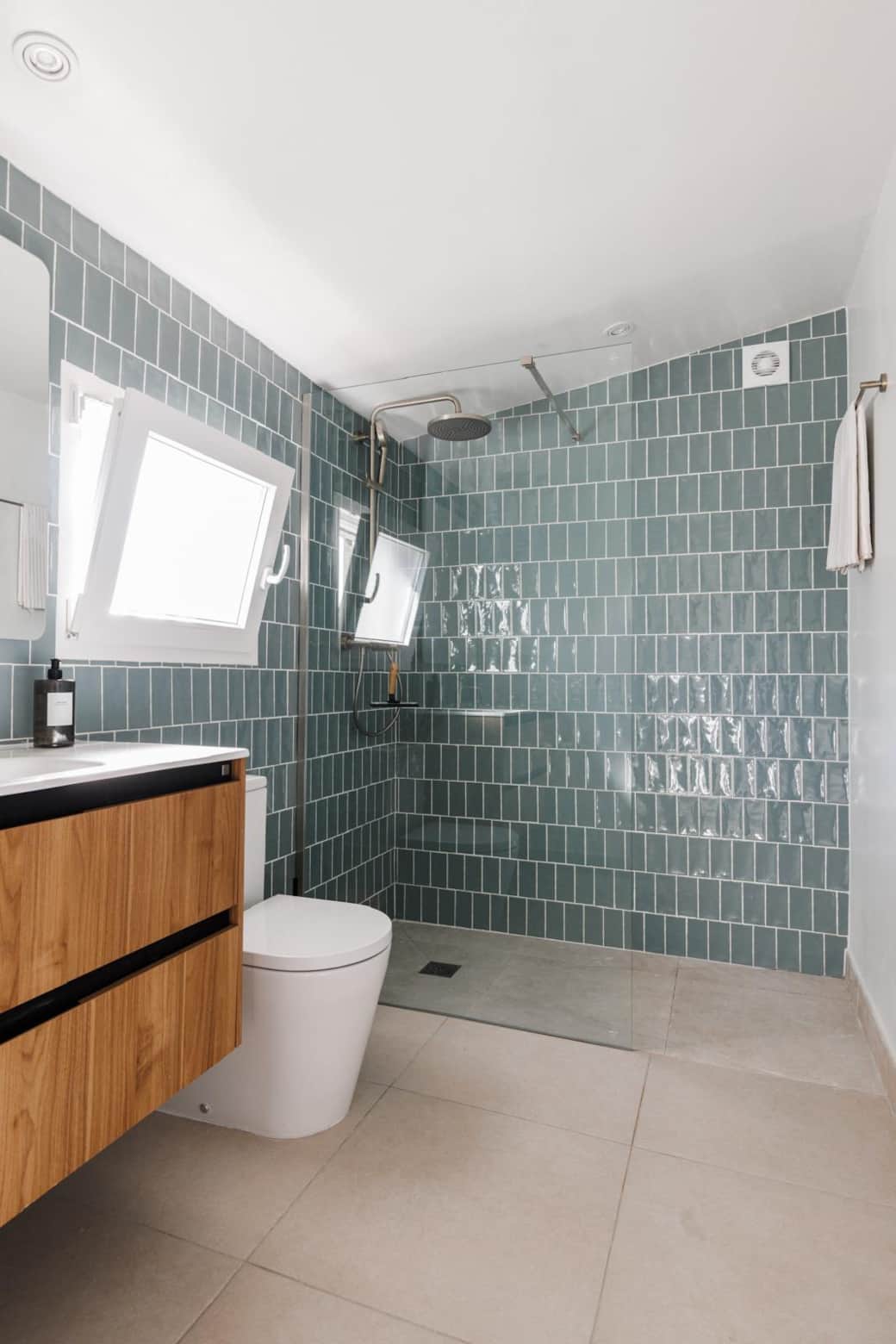 0EED9BFE 6C01 46ED 8461 5FAA35AF937F